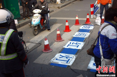 江蘇南通斑馬線上噴涂人性化交通標(biāo)識-中新網(wǎng)